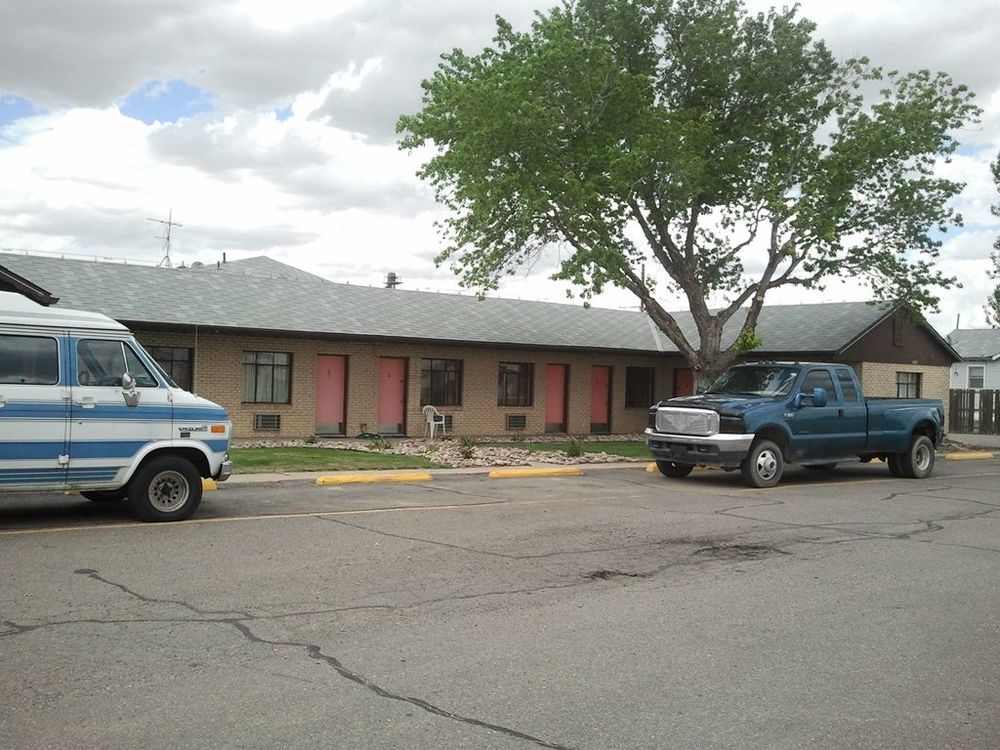 Country Manor Motel Watkins Exterior photo