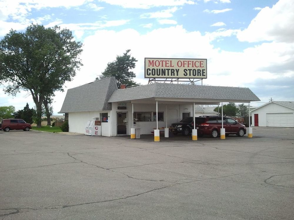 Country Manor Motel Watkins Exterior photo