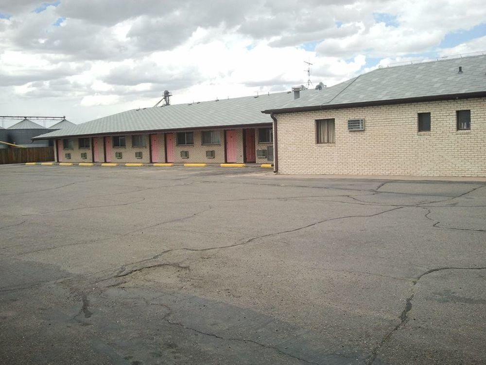 Country Manor Motel Watkins Exterior photo
