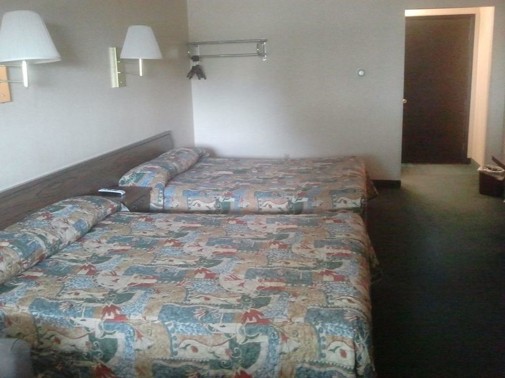 Country Manor Motel Watkins Room photo