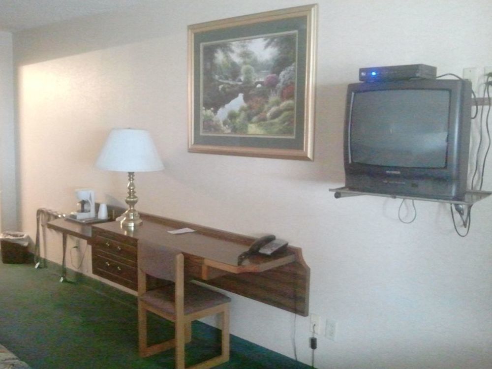 Country Manor Motel Watkins Room photo