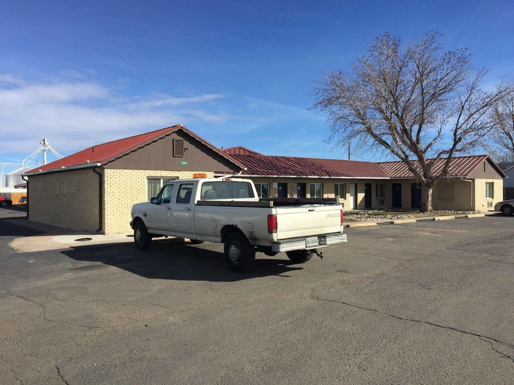 Country Manor Motel Watkins Exterior photo