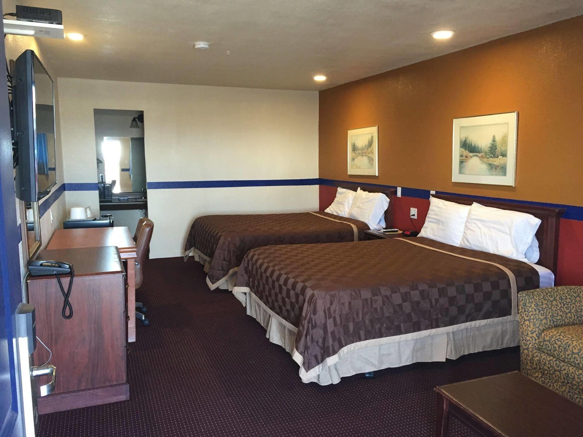 Country Manor Motel Watkins Exterior photo